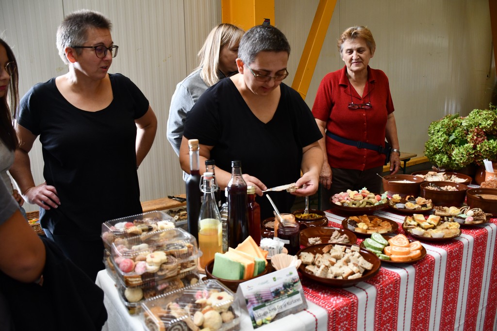 PROSLAVA JESENI Brojni zaljubljenici u kulturnu baštinu i tradiciju našega kraja okupili se na Danima zahvalnosti za plodove zemlje PROSLAVA JESENI Brojni zaljubljenici u kulturnu baštinu i tradiciju našega kraja okupili se na Danima zahvalnosti za plodove zemlje