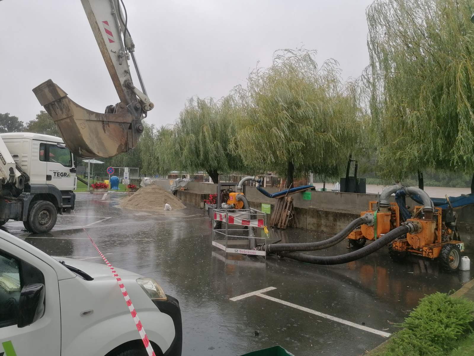 FOTO I VIDEO Radi se punom parom: U Murskom Središću pripremaju se za vodeni val