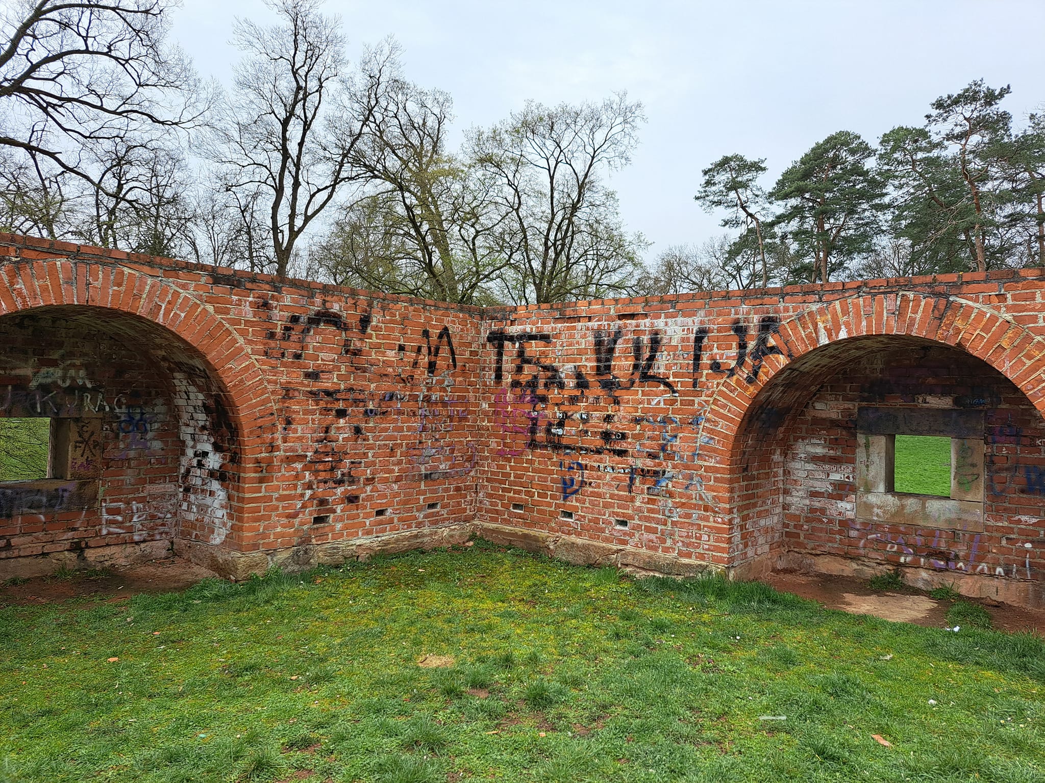 Uklanjaju se grafiti s južne kule Starog grada u Čakovcu, postavljen i video nadzor