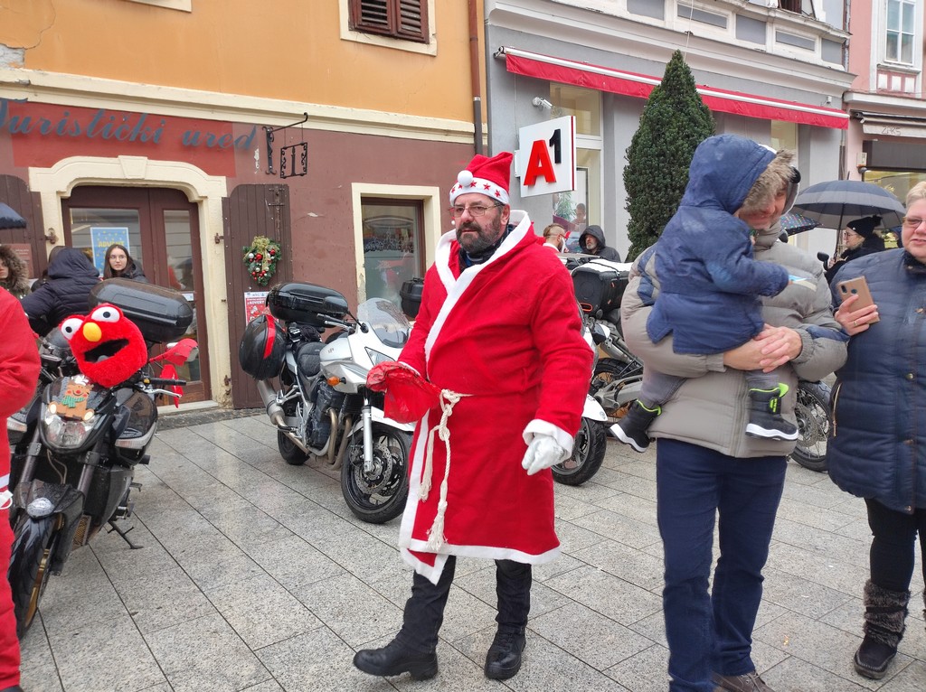 Djedice na motorima u centru Čakovca darovali slatkiše mališanima