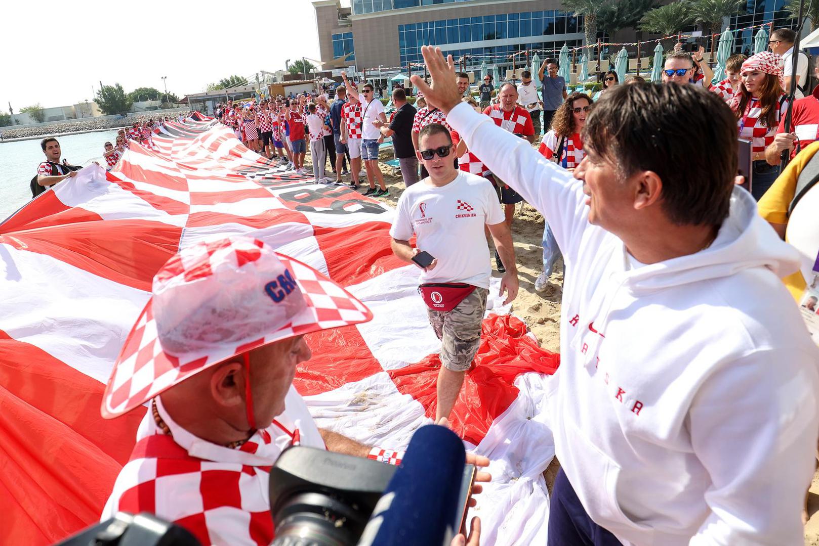 Navijači stigli pod prozor Vatrenima dati podršku