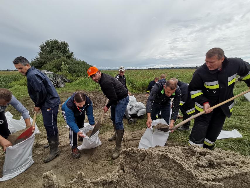 VIDEO I FOTO Složna ekipa ojačava nasip – voda je zaprijetila prelijevanjem prema Pušćinama