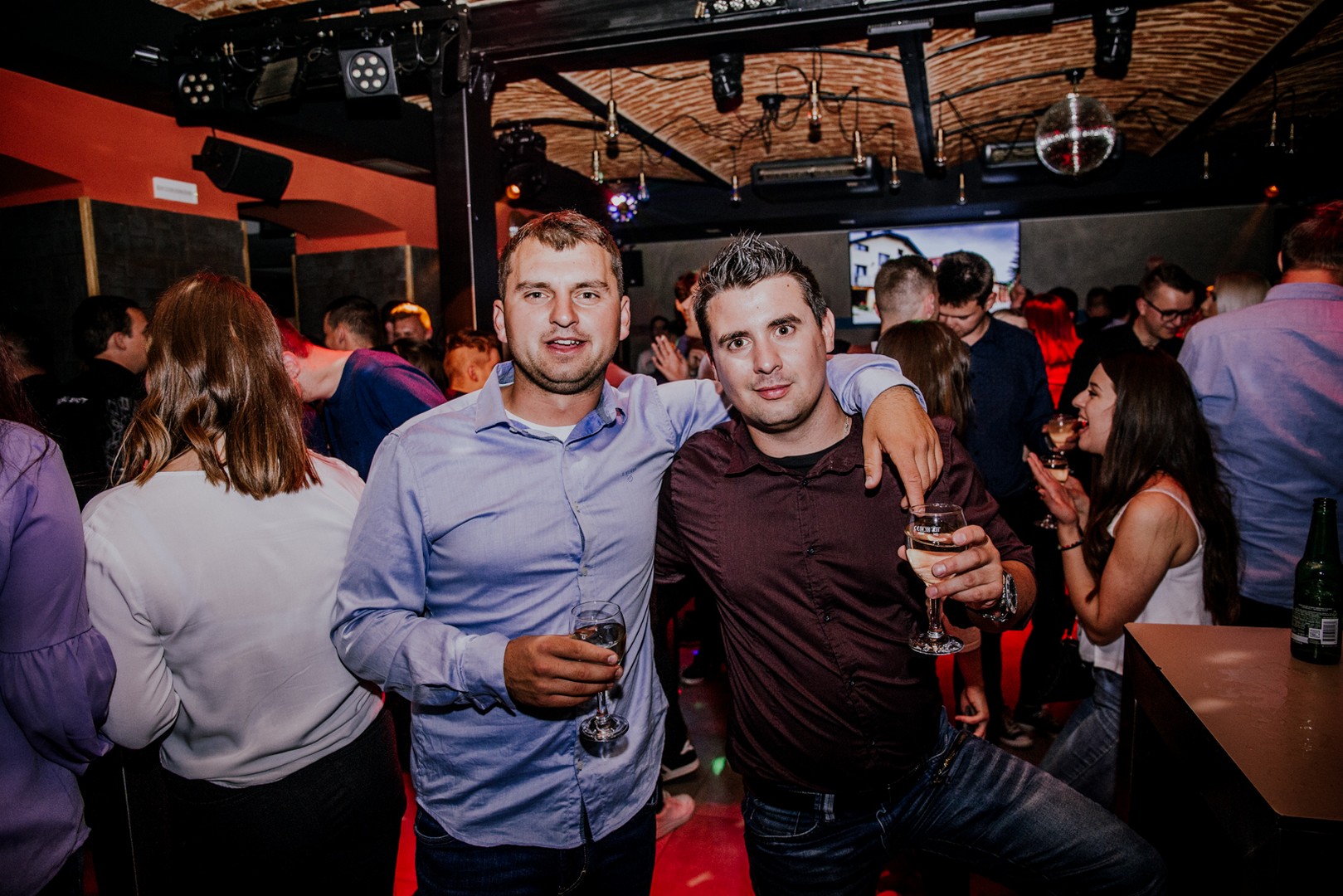 Odlična zabava na Podrumarenju uz TS Kumovi i Vina Tomšić