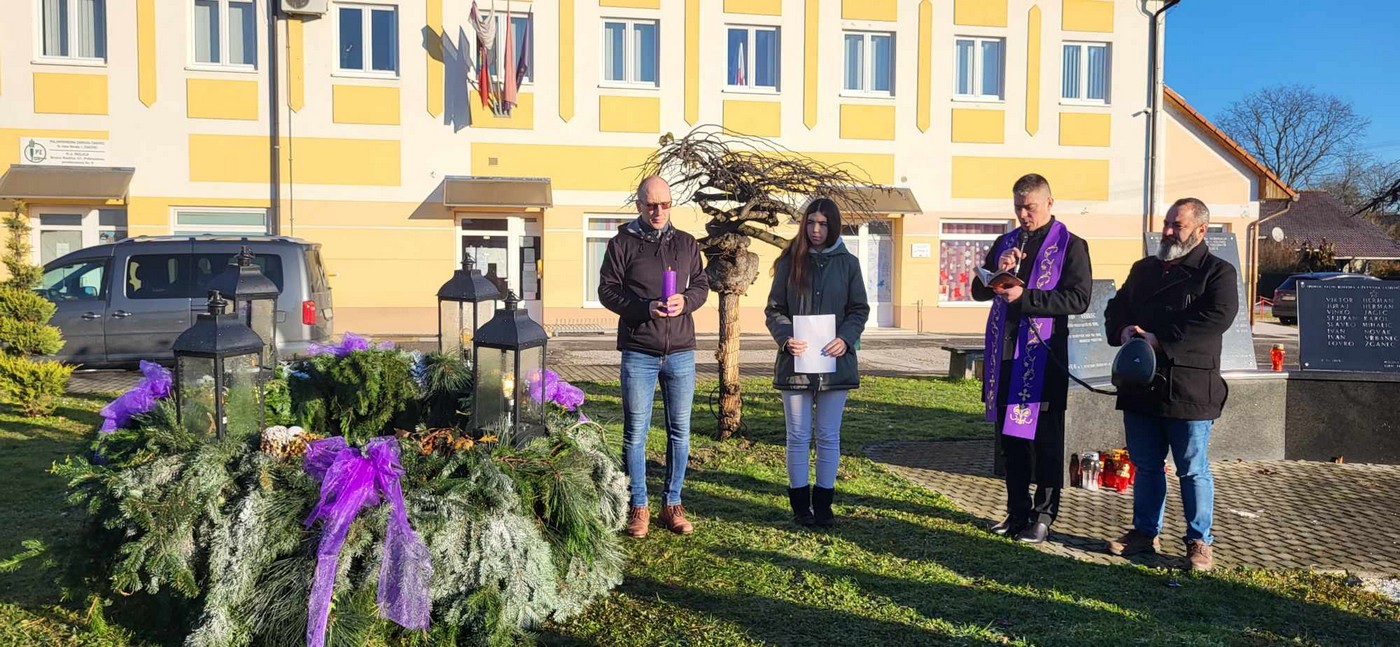 PRIBISLAVEC Ispred Društvenog doma zapaljena je prva adventska svijeća, svijeća nade i vjere!