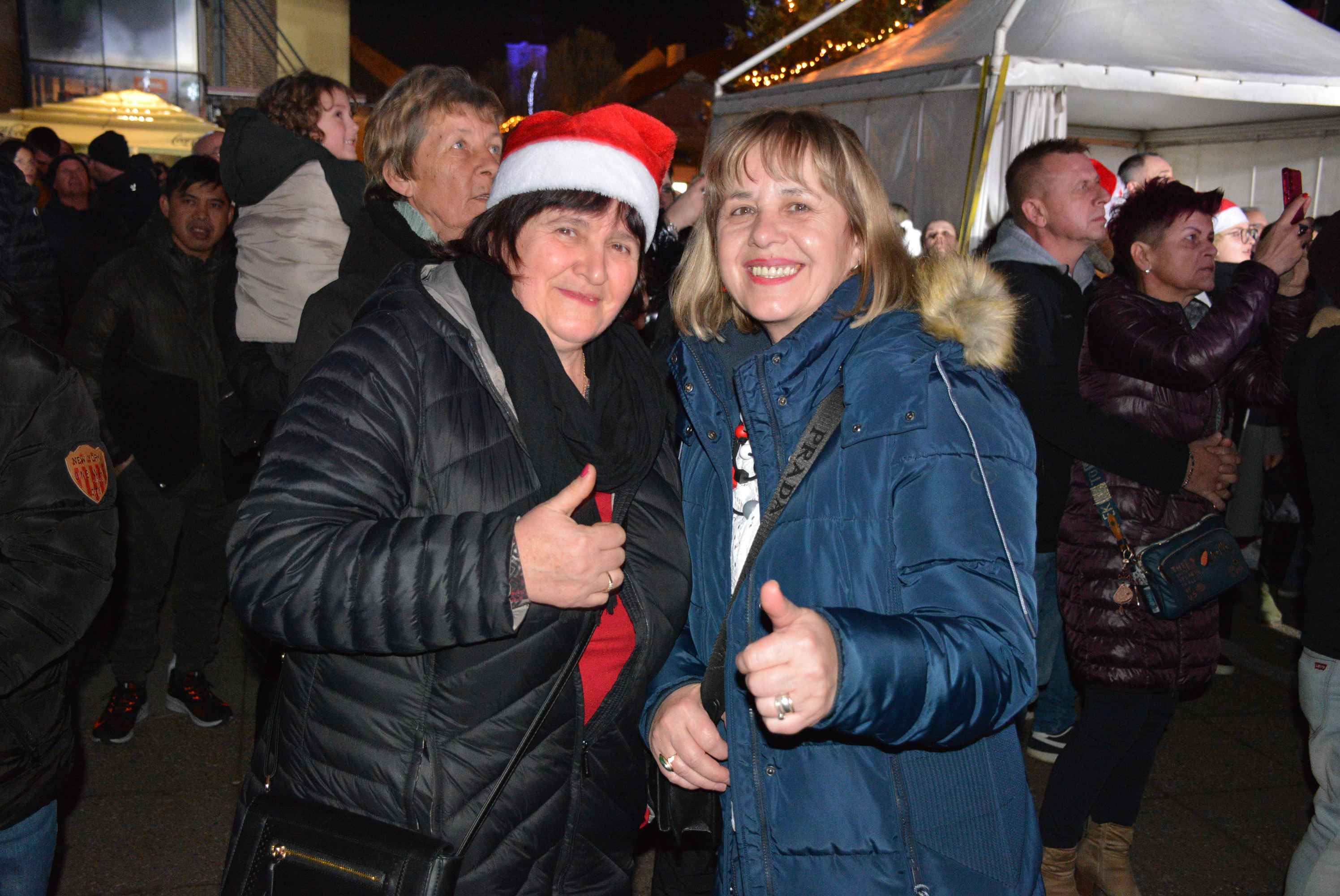 FOTO/VIDEO Čakovec veselo proslavio dolazak 2024. uz ritam ‘Noćne smjene’ i puni trg