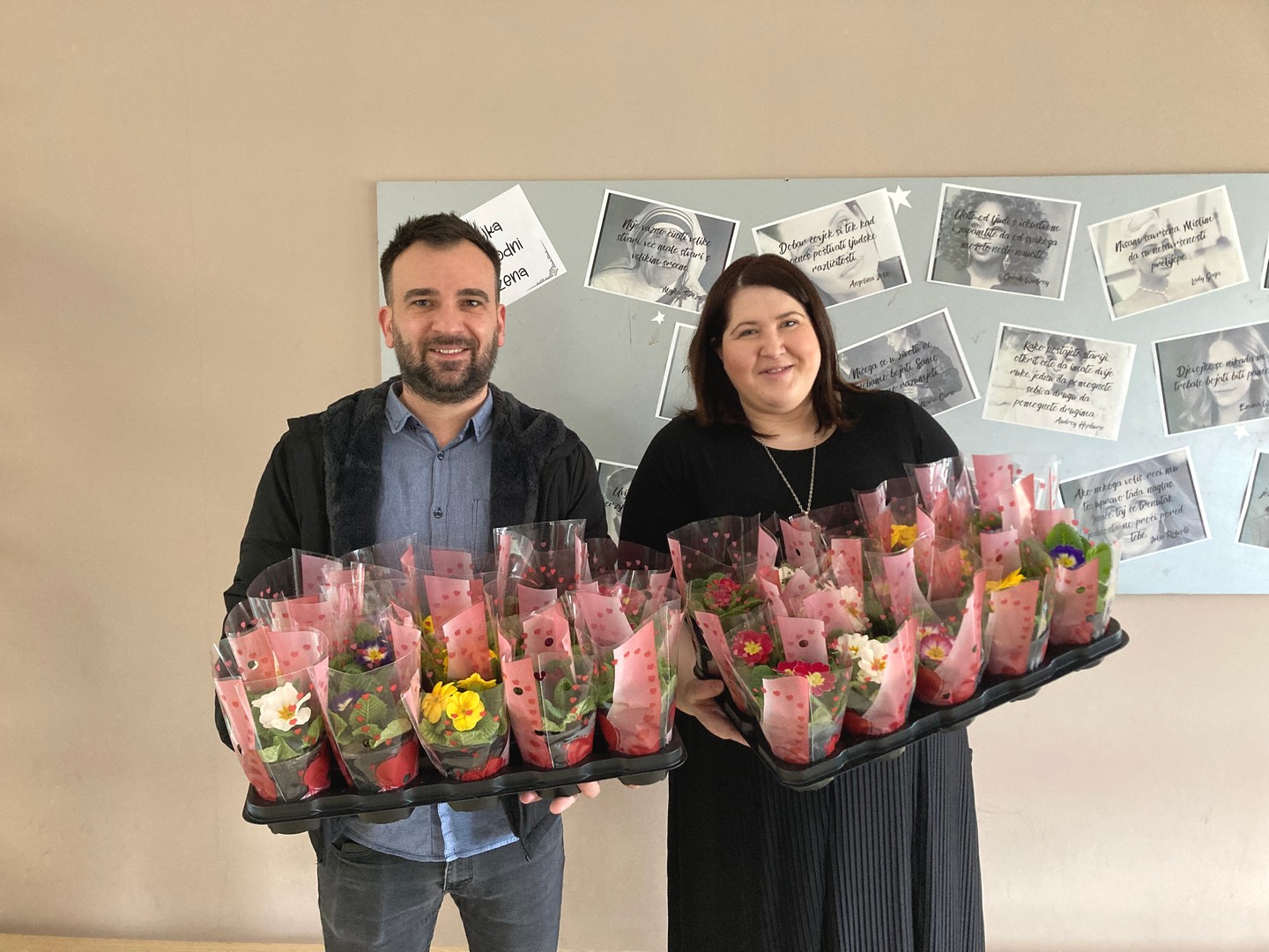 Načelnik Vratišinca Mihael Grbavec mještanke iznenadio jaglacima povodom Dana žena