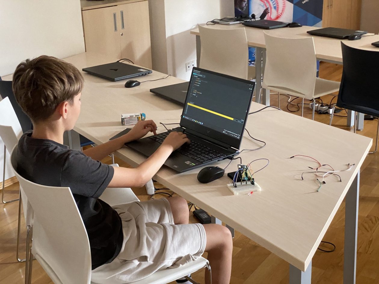 25-08-06-11-21-37-6185-min-2048×1536