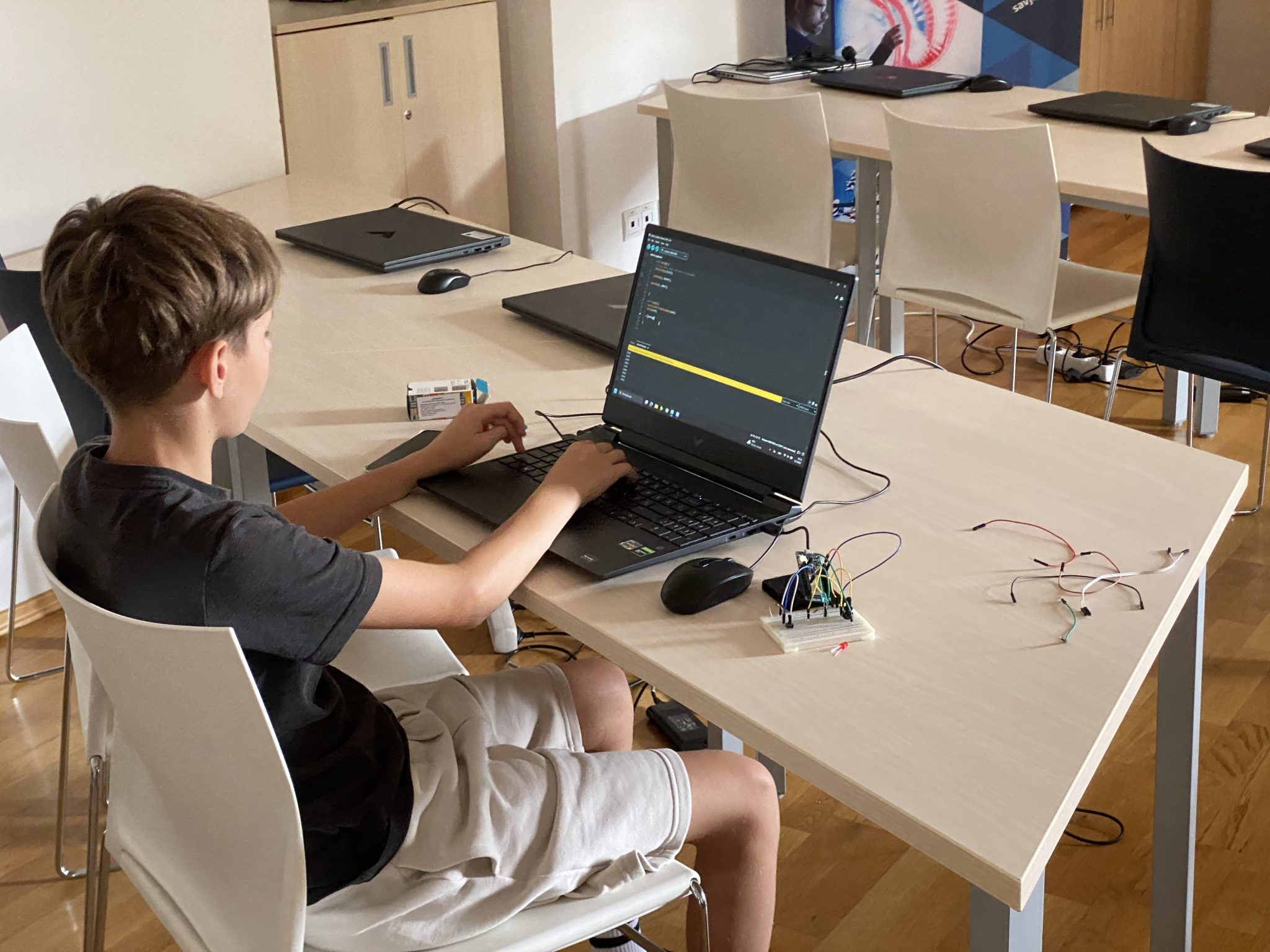 25-08-06-11-21-37-6185-min-2048×1536