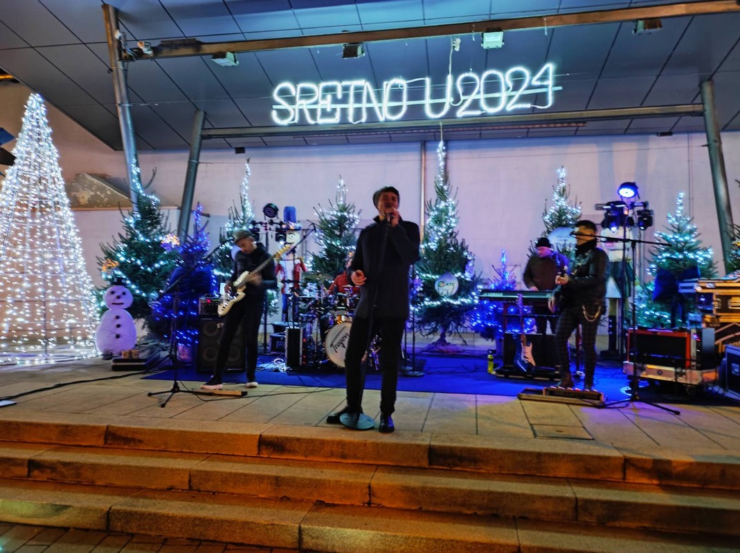 VIDEO/FOTO Bend Tragovi su ugrijali publiku na Adventskoj čaroliji u Prelogu!