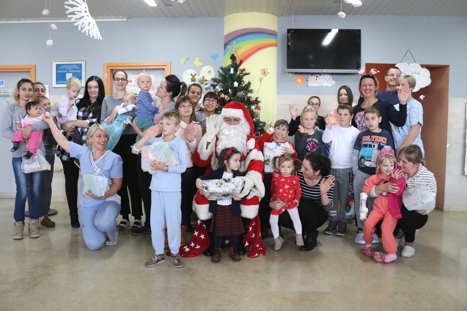 Djed Mraz predstavom i poklonima razveselio mališane s dječjeg odjela ŽB Čakovec