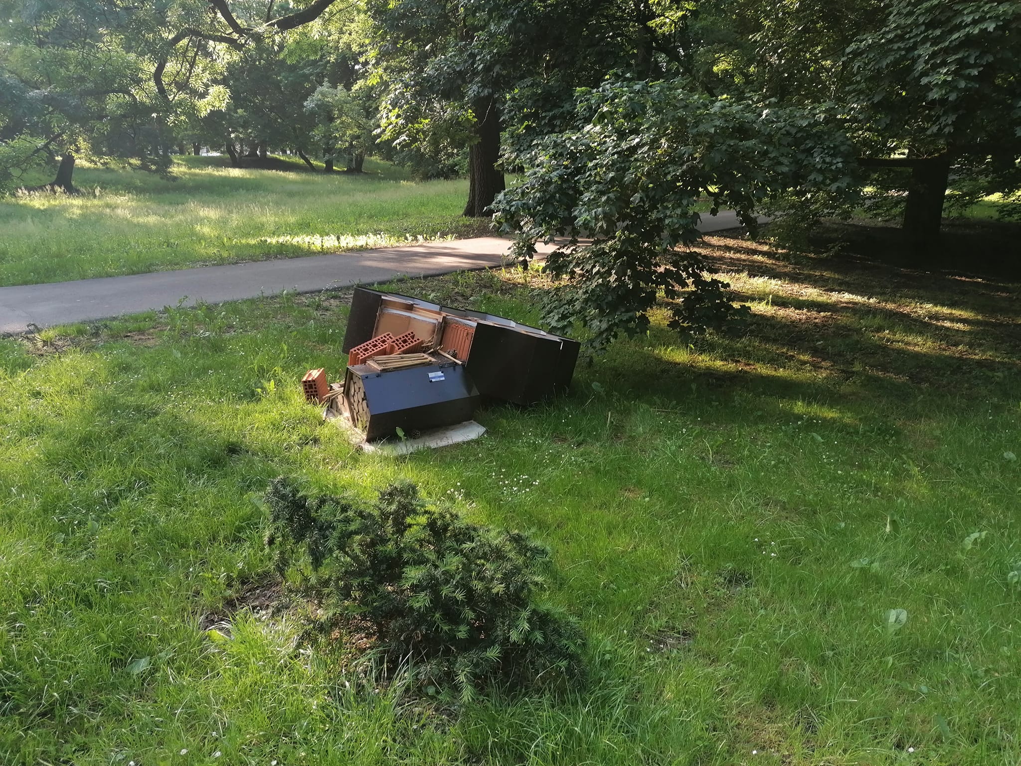 Uništen hotel za kukce