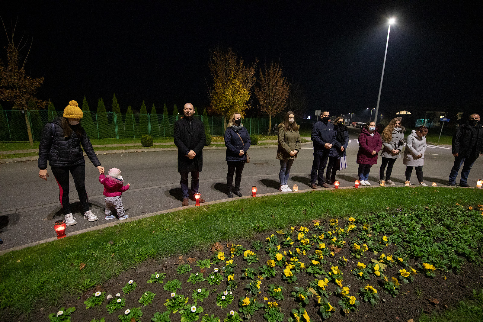 SJEĆANJE NA GRAD HEROJ Svijećama i lampionima okružili zeleni otok u Prelogu