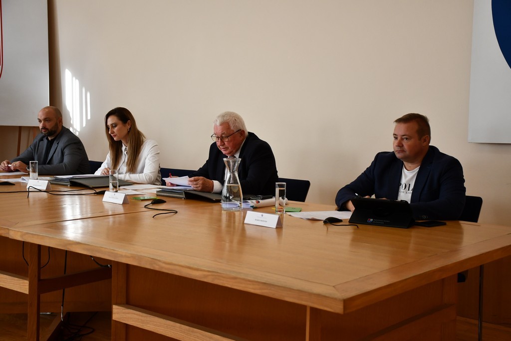 CENTRALIZACIJA BOLNICA Međimurska županija traži ocjenu ustavnosti zakona kojima osnivačka prava nad bolnicama preuzima država CENTRALIZACIJA BOLNICA Međimurska županija traži ocjenu ustavnosti zakona kojima osnivačka prava nad bolnicama preuzima država