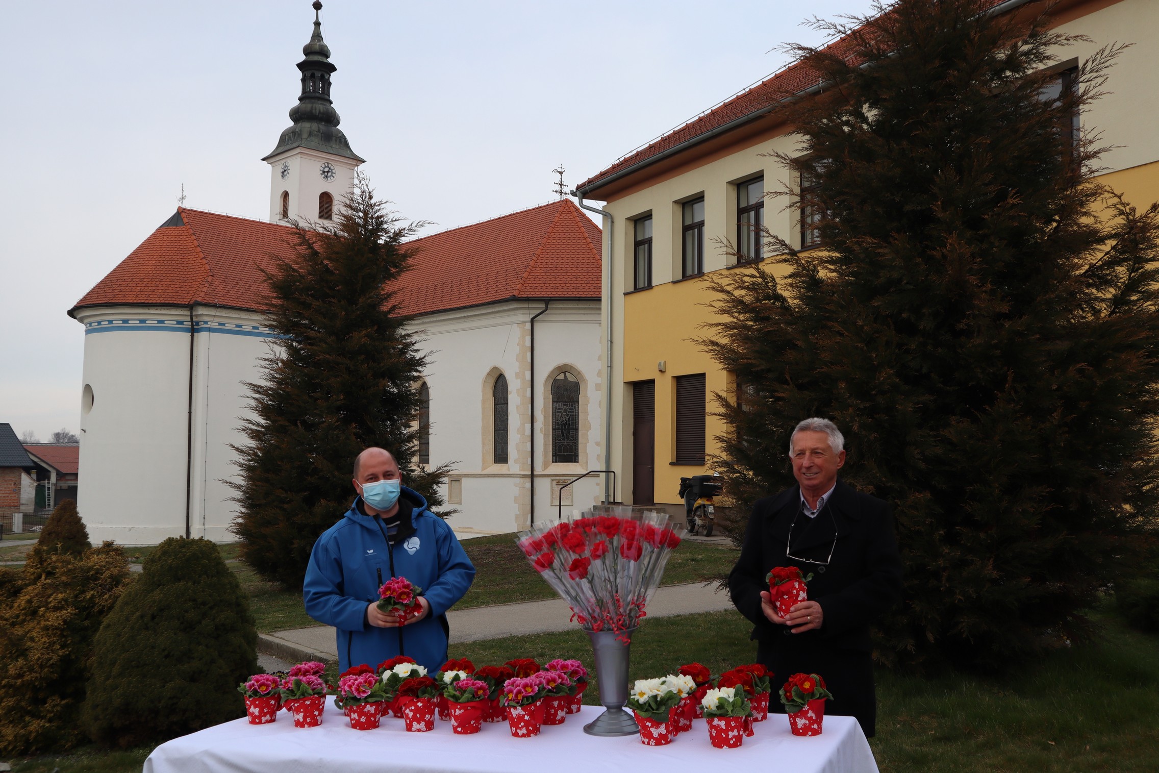 Karanfili i jaglaci za žene u centru Svetog Martina na Muri