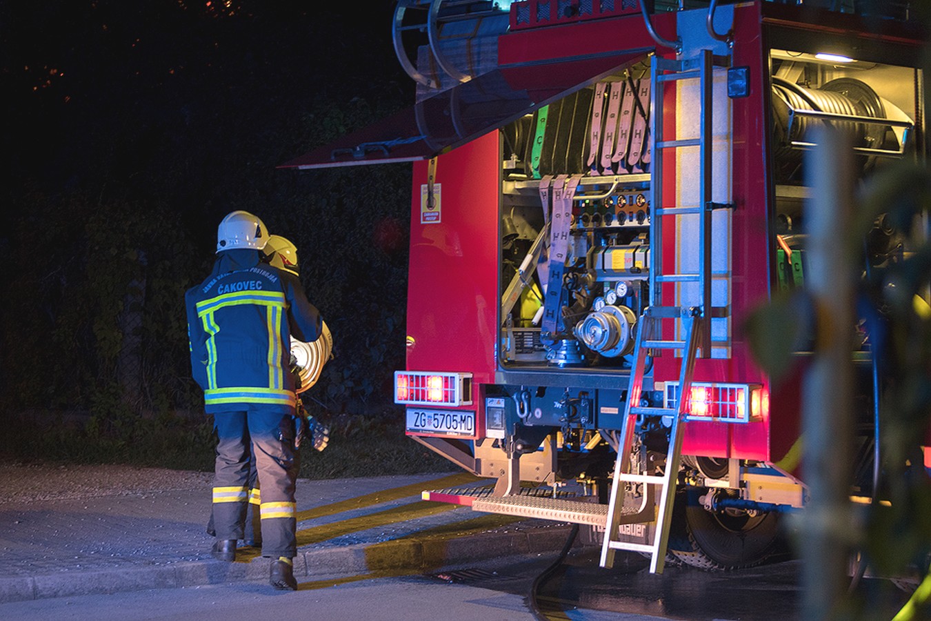 POŽAR U PRELOGU Brojni vatrogasci borili se s požarom bivšeg skladišta