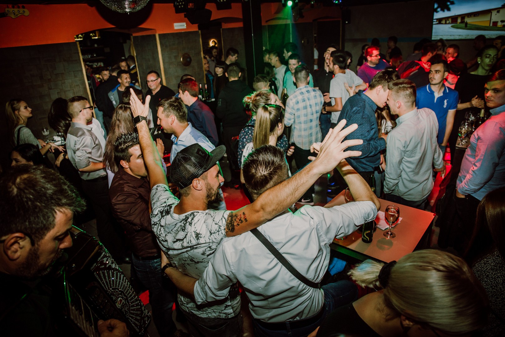 Odlična zabava na Podrumarenju uz TS Kumovi i Vina Tomšić