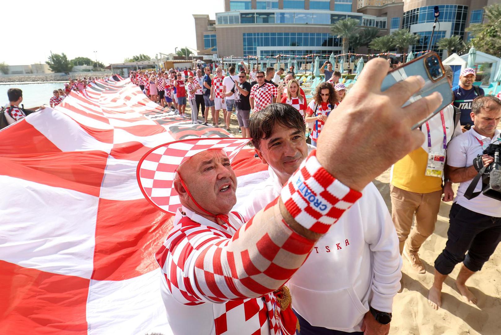 Navijači stigli pod prozor Vatrenima dati podršku