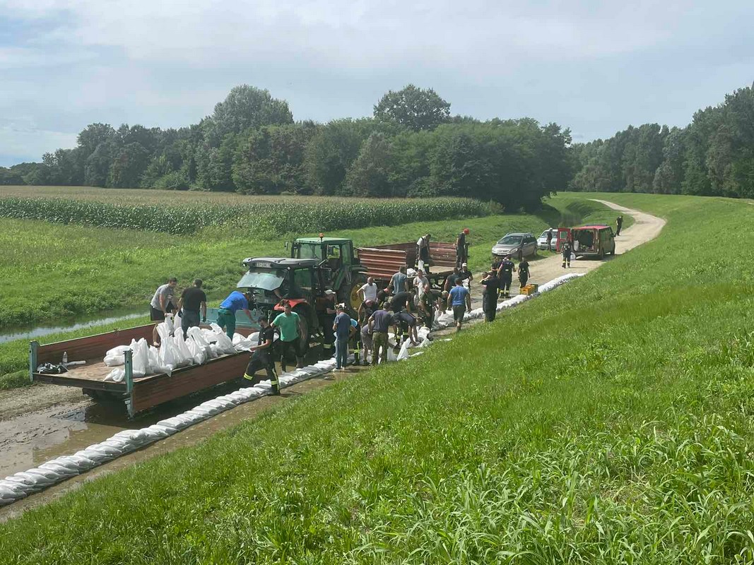 PRAVA AKCIJA U KOTORIBI Mještani raspoređuju vreće s pijeskom i spašavaju mjesto od prodora vode