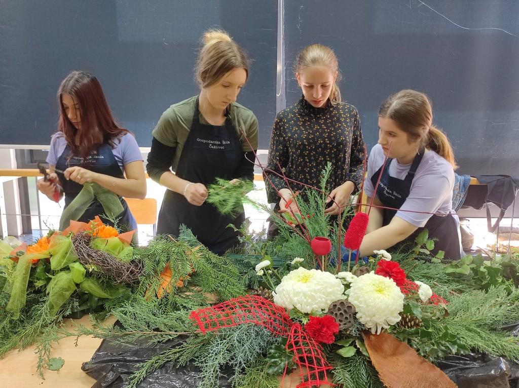PRIGODNI ARANŽMANI Prodajna izložba aranžmana uoči Svih svetih u holu Gospodarske škole