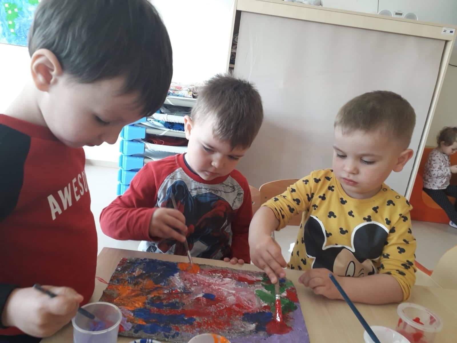 Mališani Dječjeg vrtića Maslačak iz Murskog Središća ukrasili dvorišnu ogradu cvijećem