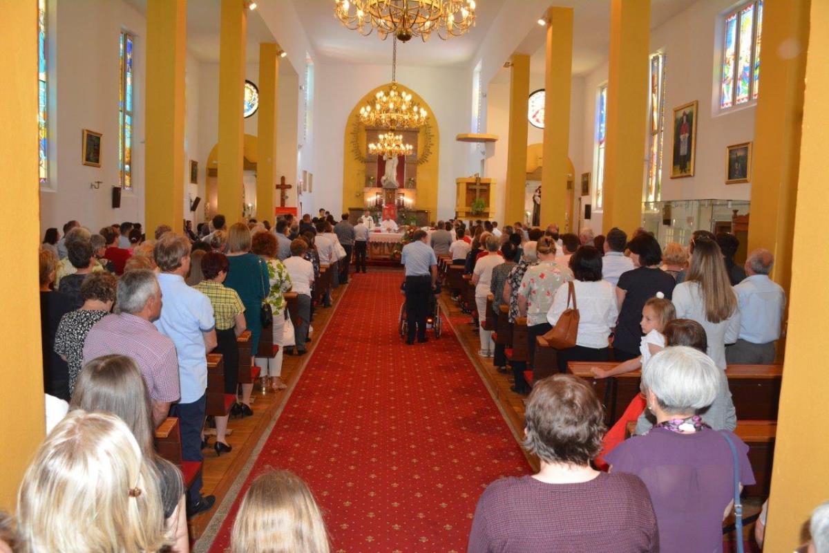 FOTO Donja Dubrava: 13 mladih župljana primilo sakrament Svete potvrde