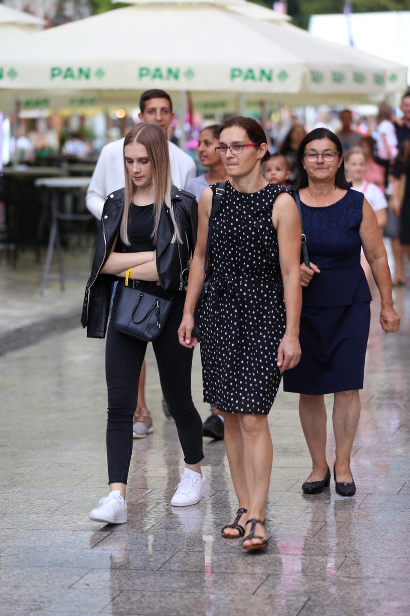 KLIKOM ISPOD KIŠOBRANA Malo kiše, malo sunca, ali centar Čakovca je ispunjen građanima