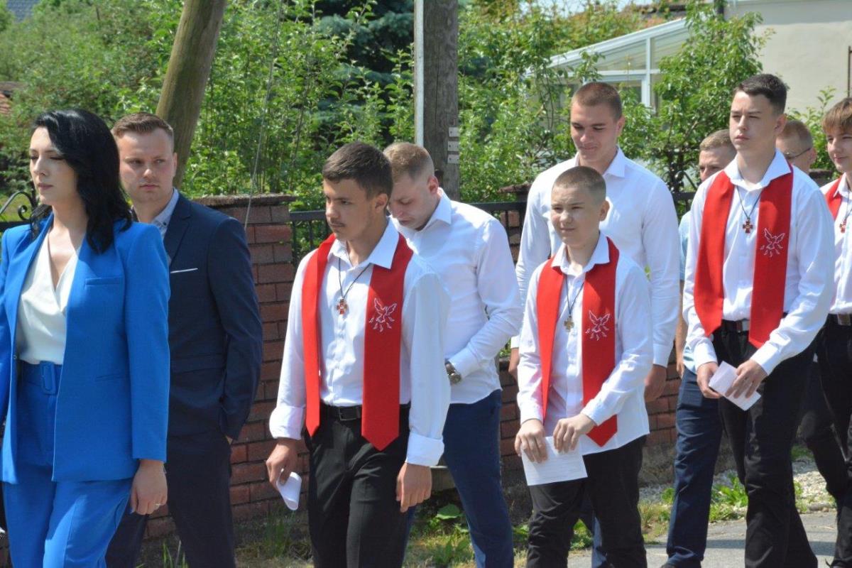 FOTO Donja Dubrava: 13 mladih župljana primilo sakrament Svete potvrde