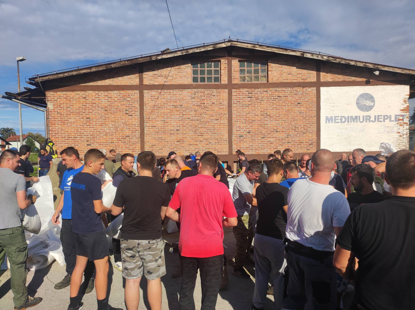 UJEDINILI SE Mještani Kotoribe pokazali koliko su moćni dok ih je više!