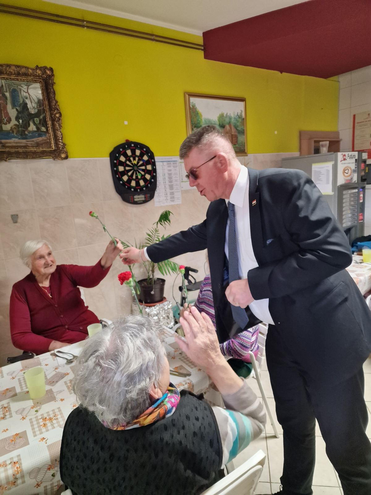 Gradonačelnik Dražen Srpak darivao žene na njihovim radnim mjestima