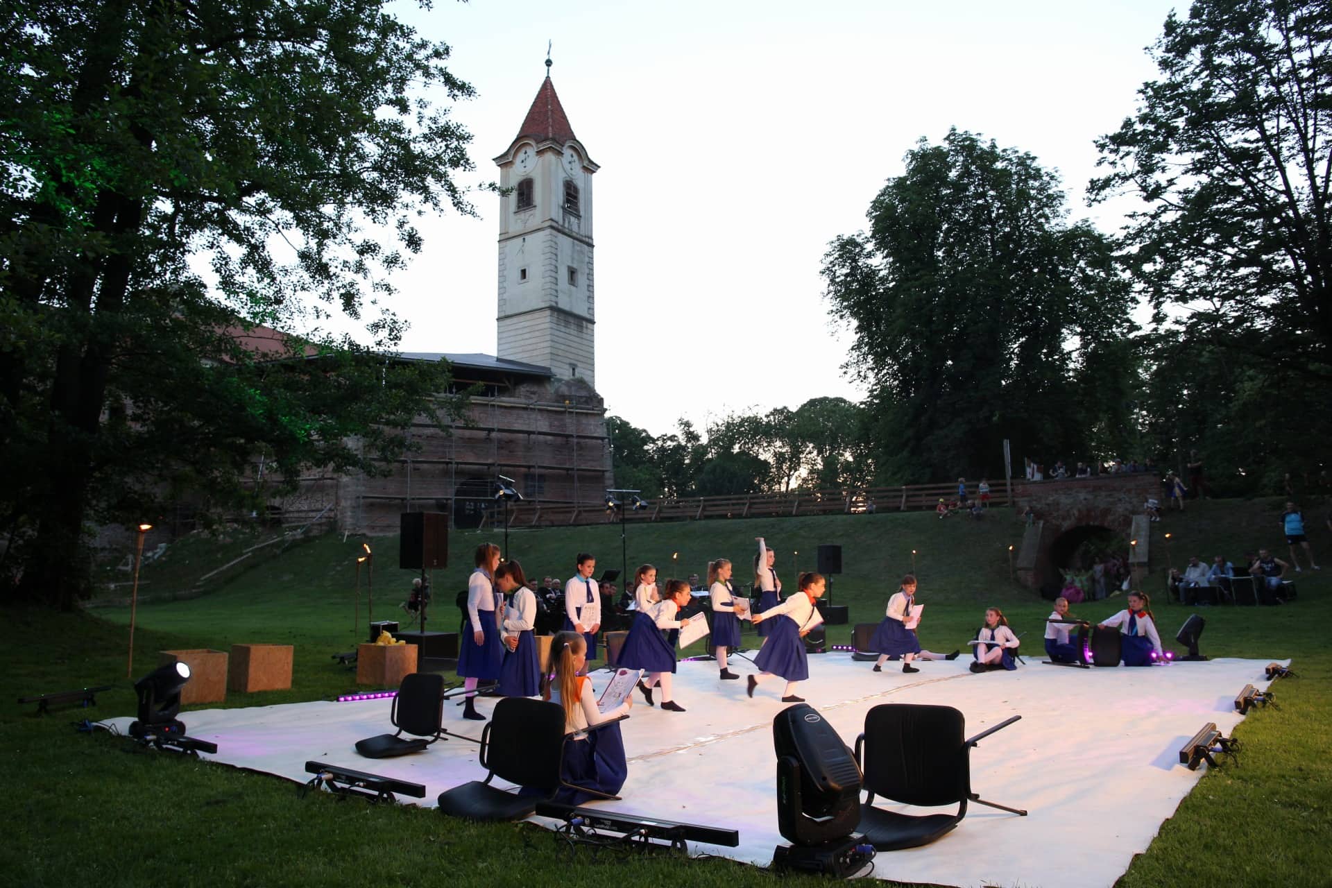 Predstava ‘Na dlanu jezera’ u lijepom ambijentu jezera podno zidina Starog grada