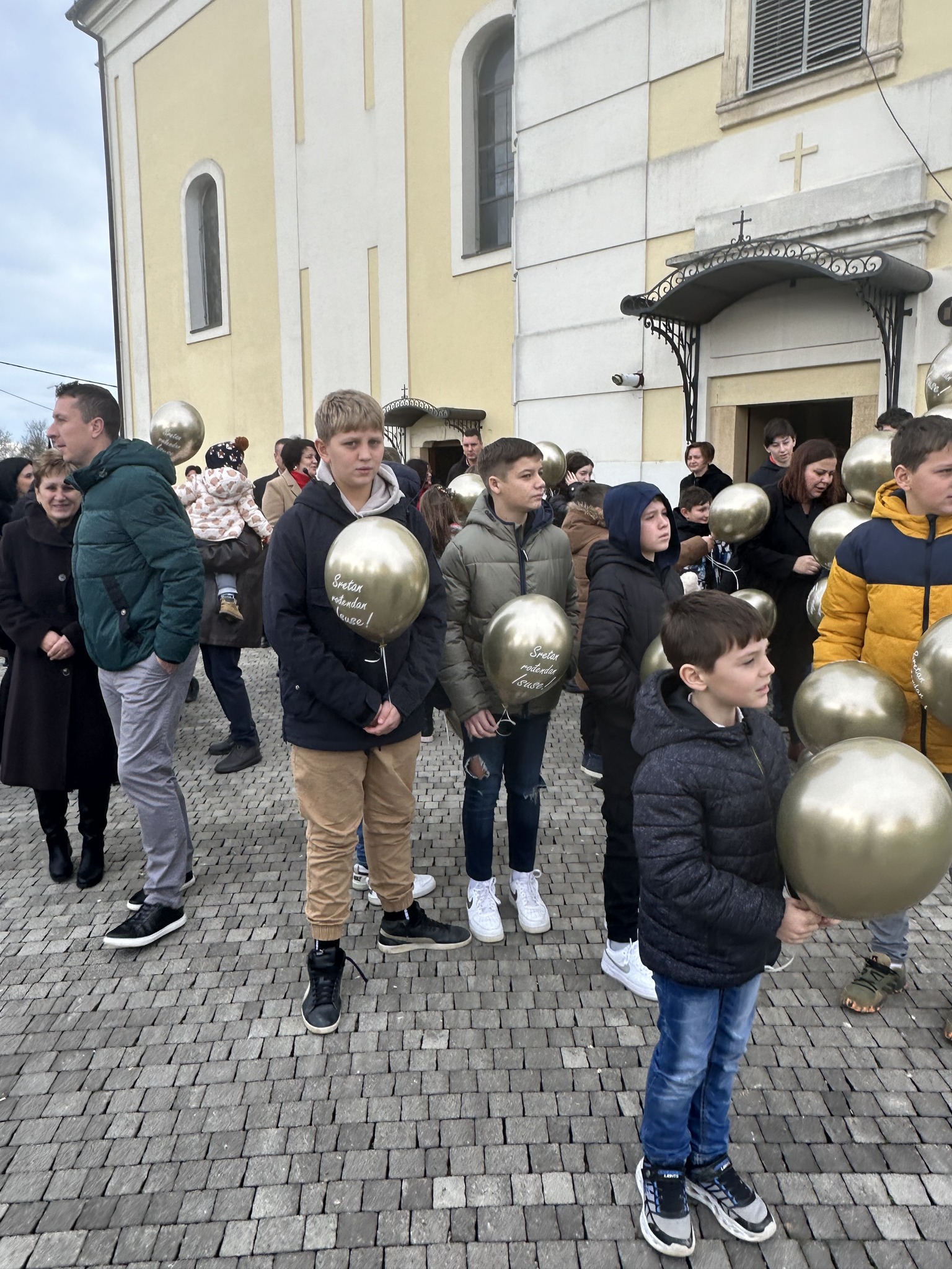 U Donjem Vidovcu poletjeli baloni s natpisom ‘Sretan ti rođendan Isuse!’