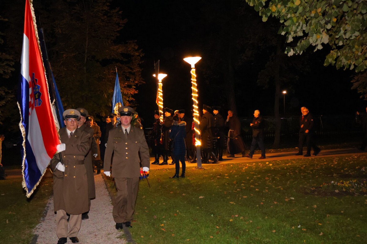 DAN SJEĆANJA Čakovec se i ove godine dostojanstveno prisjetio žrtava Vukovara i Škrabrnje te obljetnice pogibije Nikole VII. Zrinskog DAN SJEĆANJA Čakovec se i ove godine dostojanstveno prisjetio žrtava Vukovara i Škrabrnje te obljetnice pogibije Nikole VII. Zrinskog