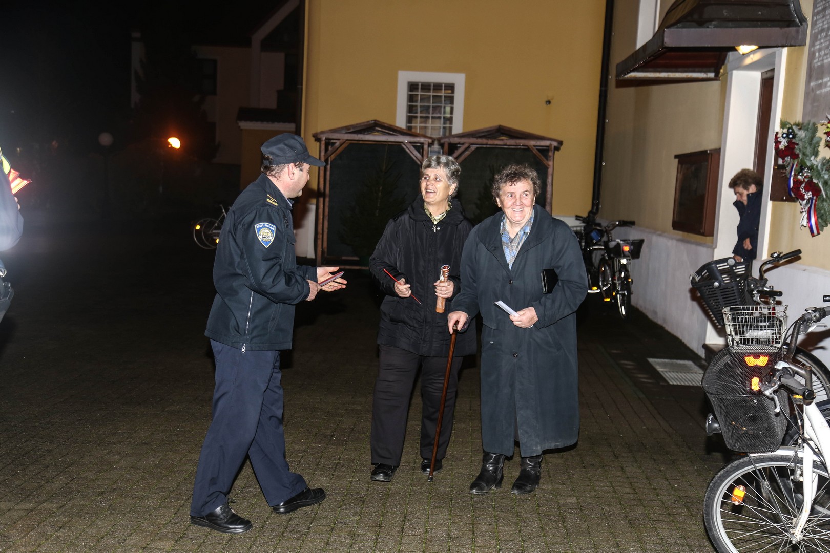 Policija u Prelogu vjernicima na izlasku iz crkve dijelila reflektirajuće materijale