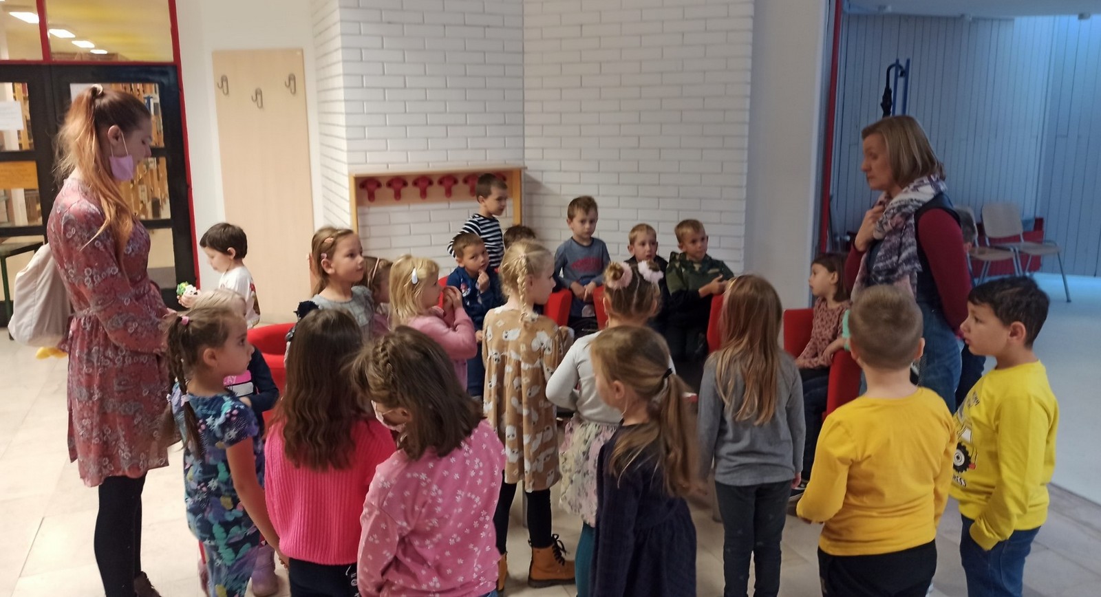 DJEČJI VRTIĆ BELICA POVODOM  MJESECA HRVATSKE KNJIGE Povodom Mjeseca hrvatske knjige naši su vrtićarci- skupina Leptirići i Cvjetići posjetili Knjižnicu i čitaonicu “Nikola Zrinski” u Čakovcu. Uz pomoć i stručno vodstvo naše domaćice, knjižničarke Helene
