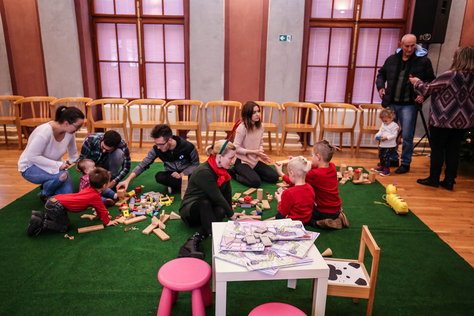 Skupljale se igračke i slikovnice za udomljenu djecu, mališane razveselilo i fotkanje s Djedicom Skupljale se igračke i slikovnice za udomljenu djecu, mališane razveselilo i fotkanje s Djedicom