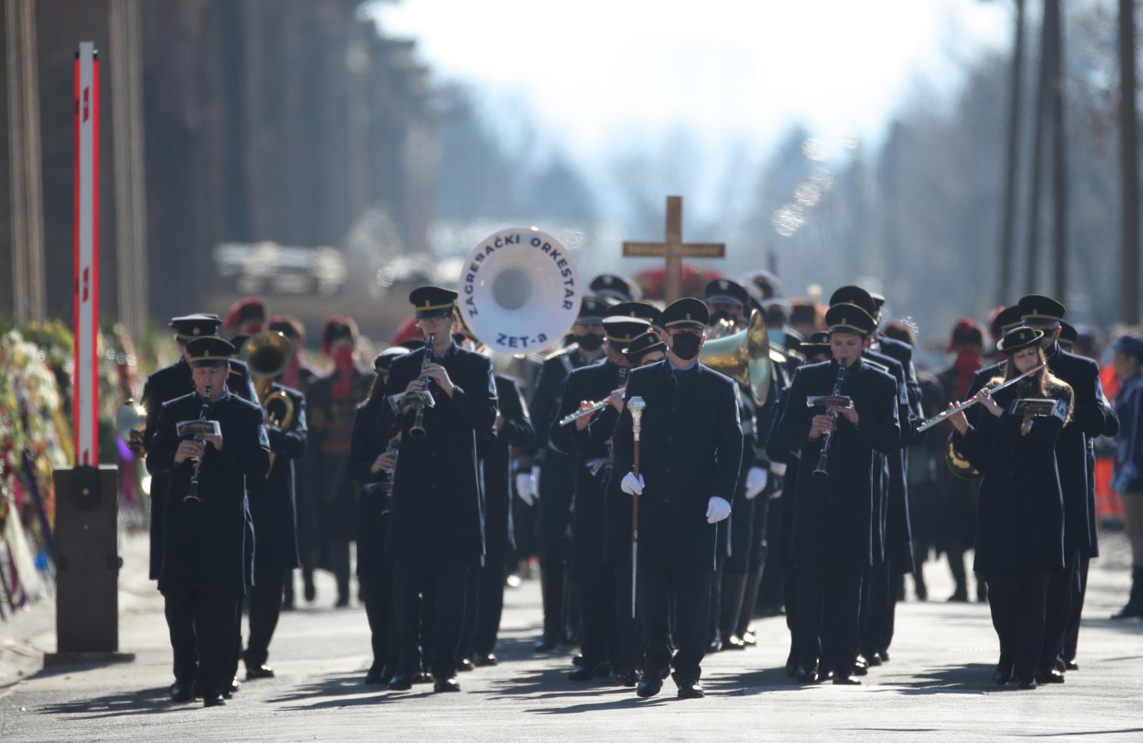 ispratio ga veliki broj građana: Pokopan je Milan Bandić