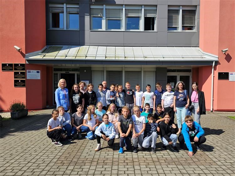 POSJETILI POLICAJCE Petaši Osnovne škole “Jože Horvata” Kotoriba posjetili Policijsku upravu međimursku