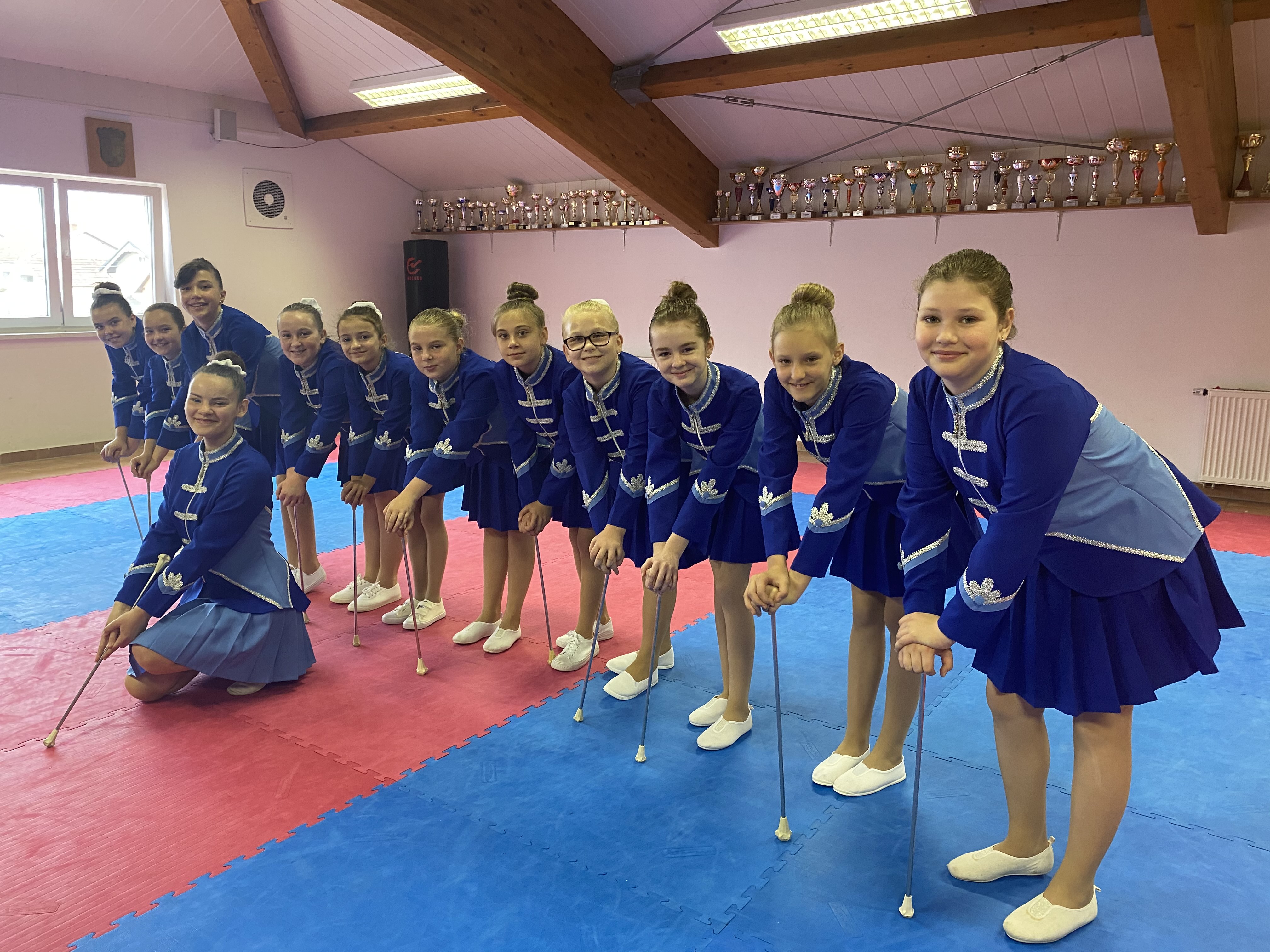 MAŽORETKINJE MALE SUBOTICE U novim uniformama do medalja!