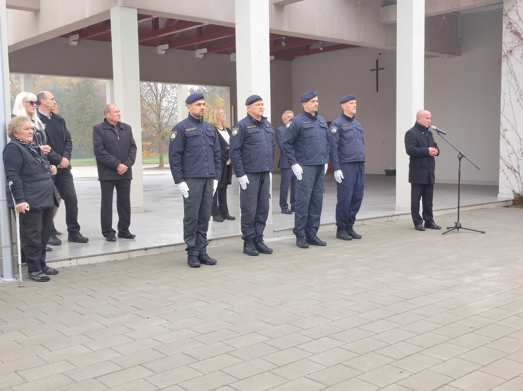 Polaganje vijenaca i paljenje svijeća uz blagdan Svih svetih