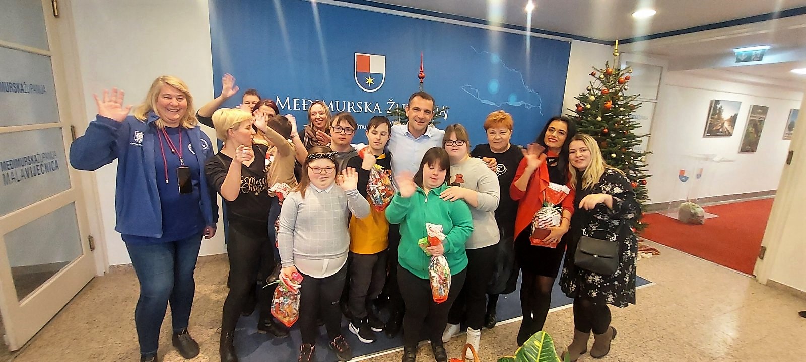 Kićenje božićne jelke