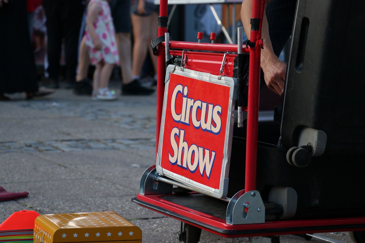 FOTO Prvi dan Porcijunkulovog započeo spektakularnim artističkim showom – “Dangerous Show” Cirkerosa Cirkusa