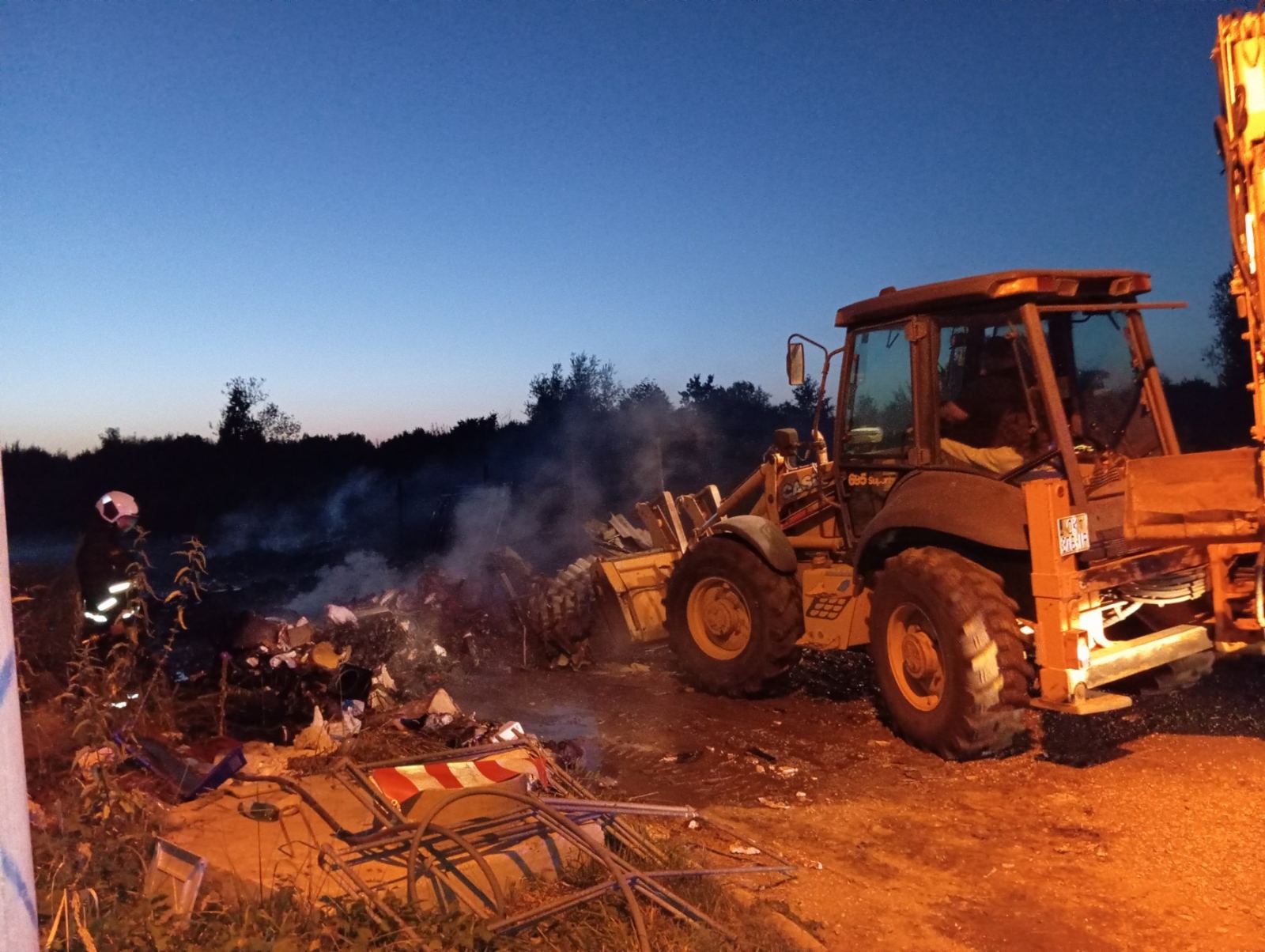 SITNICE ‘Bilo je toliko zapaljenog smeća da je bager morao doći u pomoć’