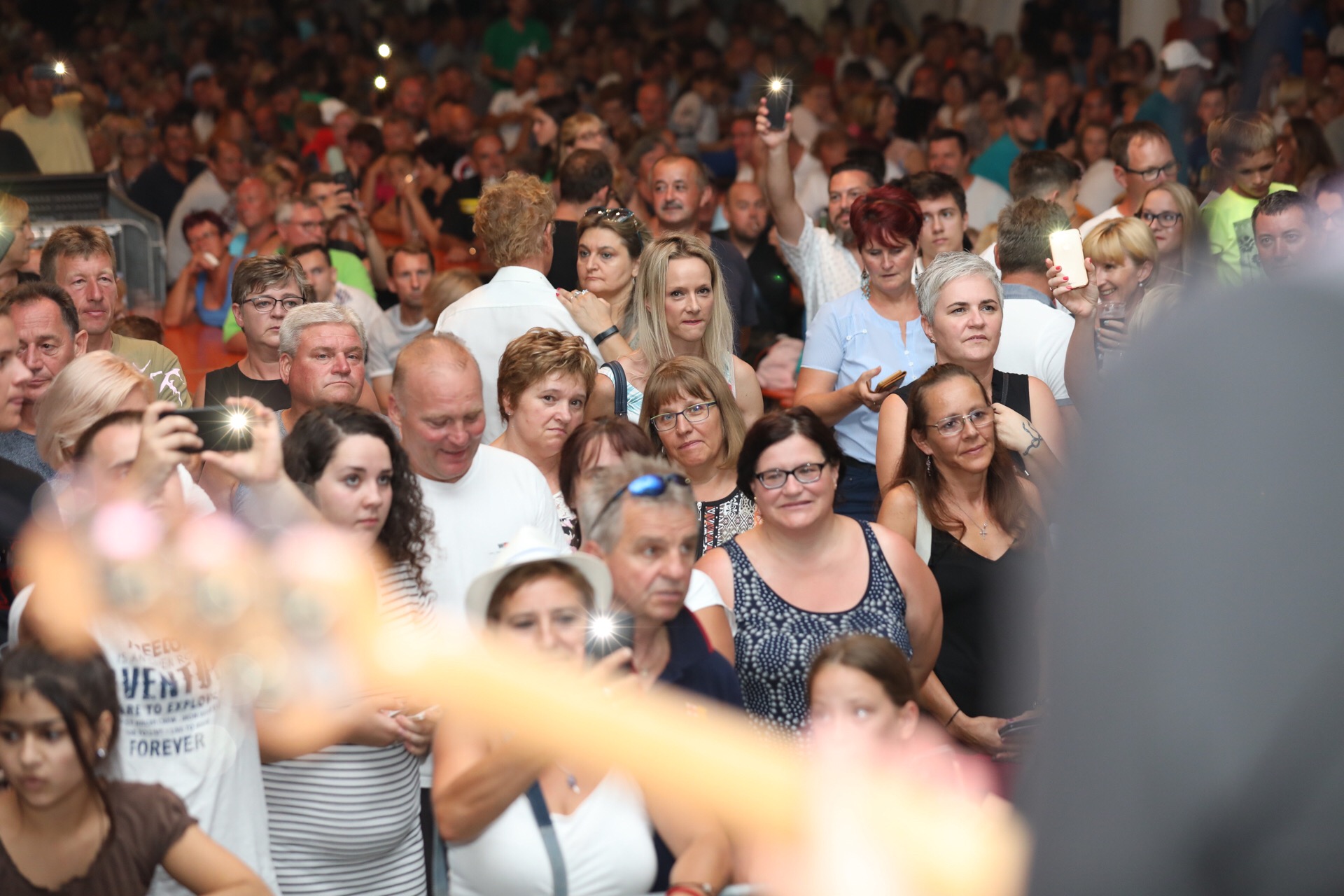 Mladen Grdović ispunio šator u Sv. Martinu na Muri, pjevalo se i plesalo uz njegove hitove Mladen Grdović ispunio šator u Sv. Martinu na Muri, pjevalo se i plesalo uz njegove hitove