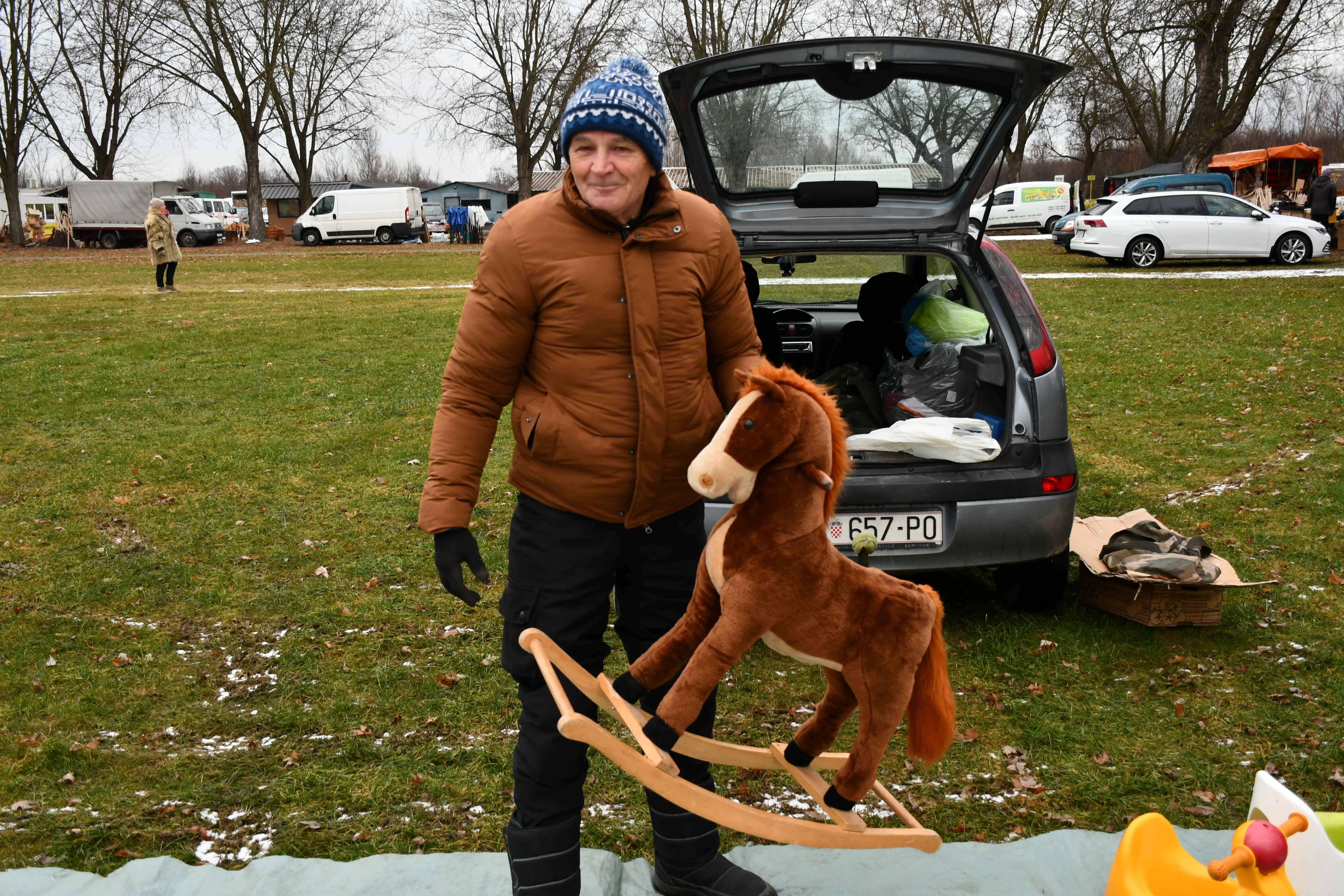 KUPCI NAHRLILI Hladna siječanjska srijeda ispunjena robom i veselim licima