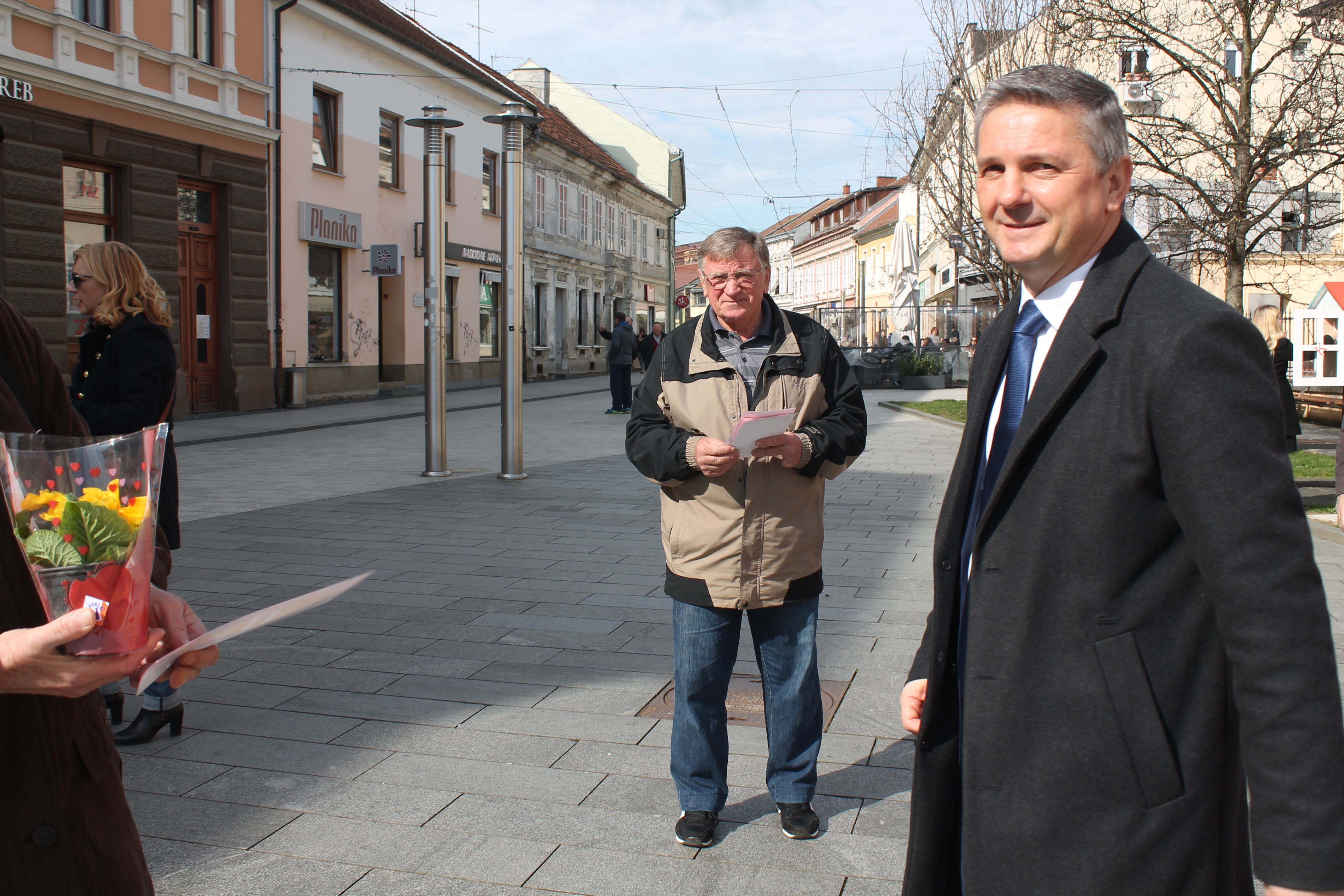 ‘ŽENE, SRETAN VAM VAŠ DAN’ Političari darivali prolaznice gradom