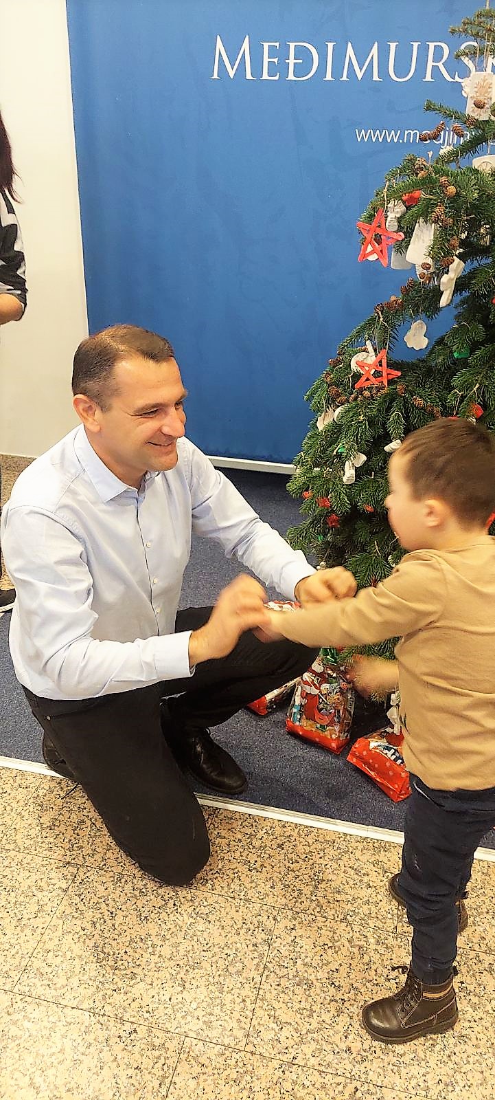 DAN ZA PAMĆENJE Djeca iz udruge za sindrom Down upoznala župana Posavca i zajedno s njim okitila bor DAN ZA PAMĆENJE Djeca iz udruge za sindrom Down upoznala župana Posavca i zajedno s njim okitila bor