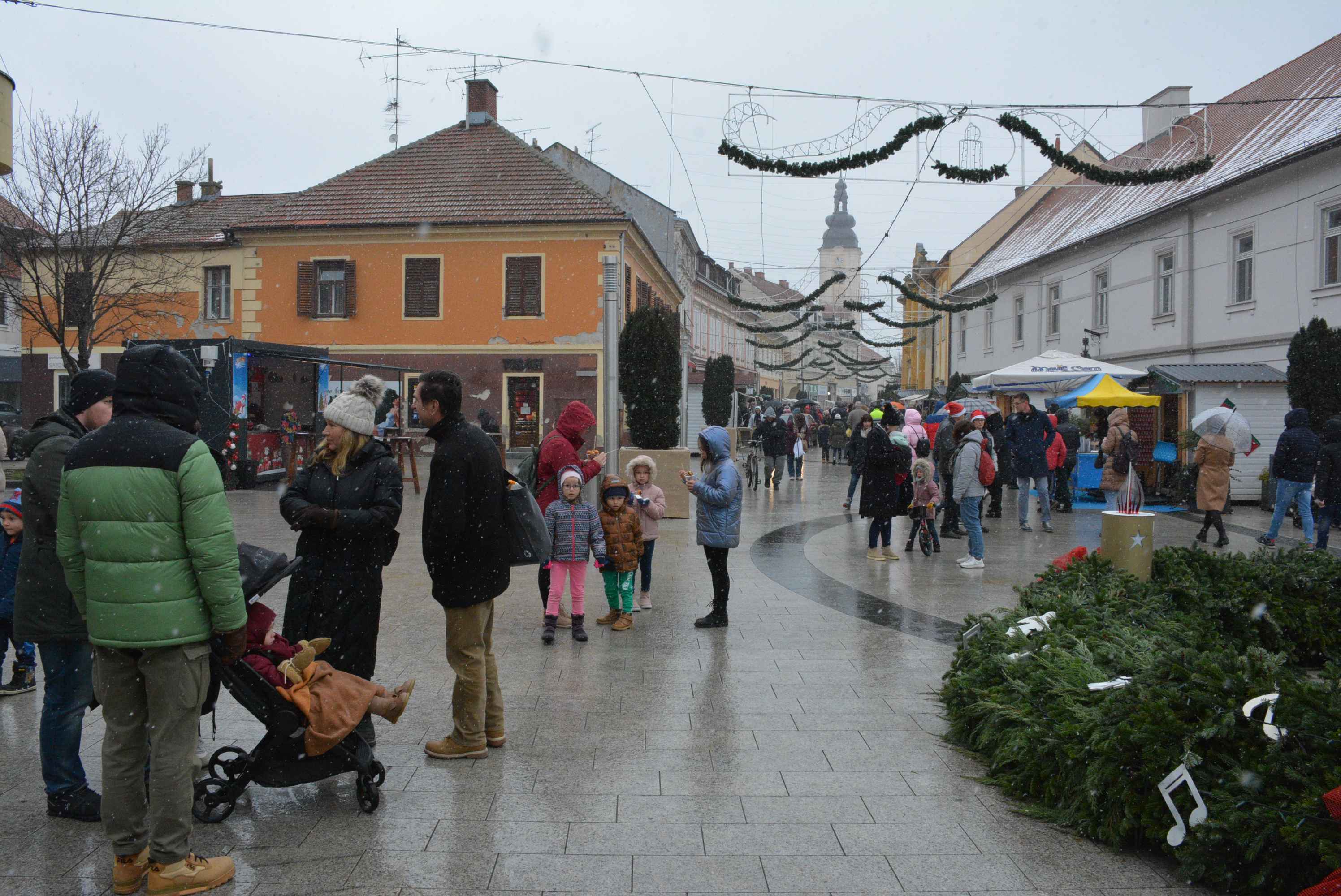 FOTO/VIDEO Zabundani veliki i mali unatoč gustom snijegu i hladnoći proveli prijepodne u veselom raspoloženju