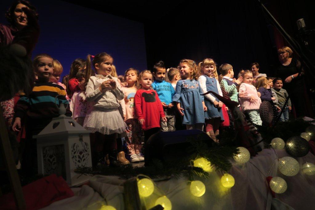 SV. NIKOLA U KOTORIBI Stotinjak mališana dočekalo omiljenog sveca