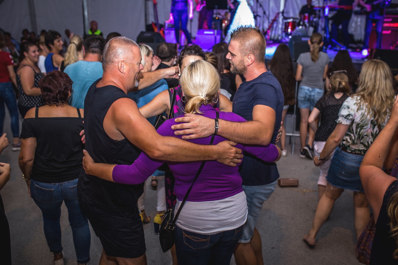 Danijela Martinović zabavljala publiku ispod šatora u Svetom Martinu na Muri