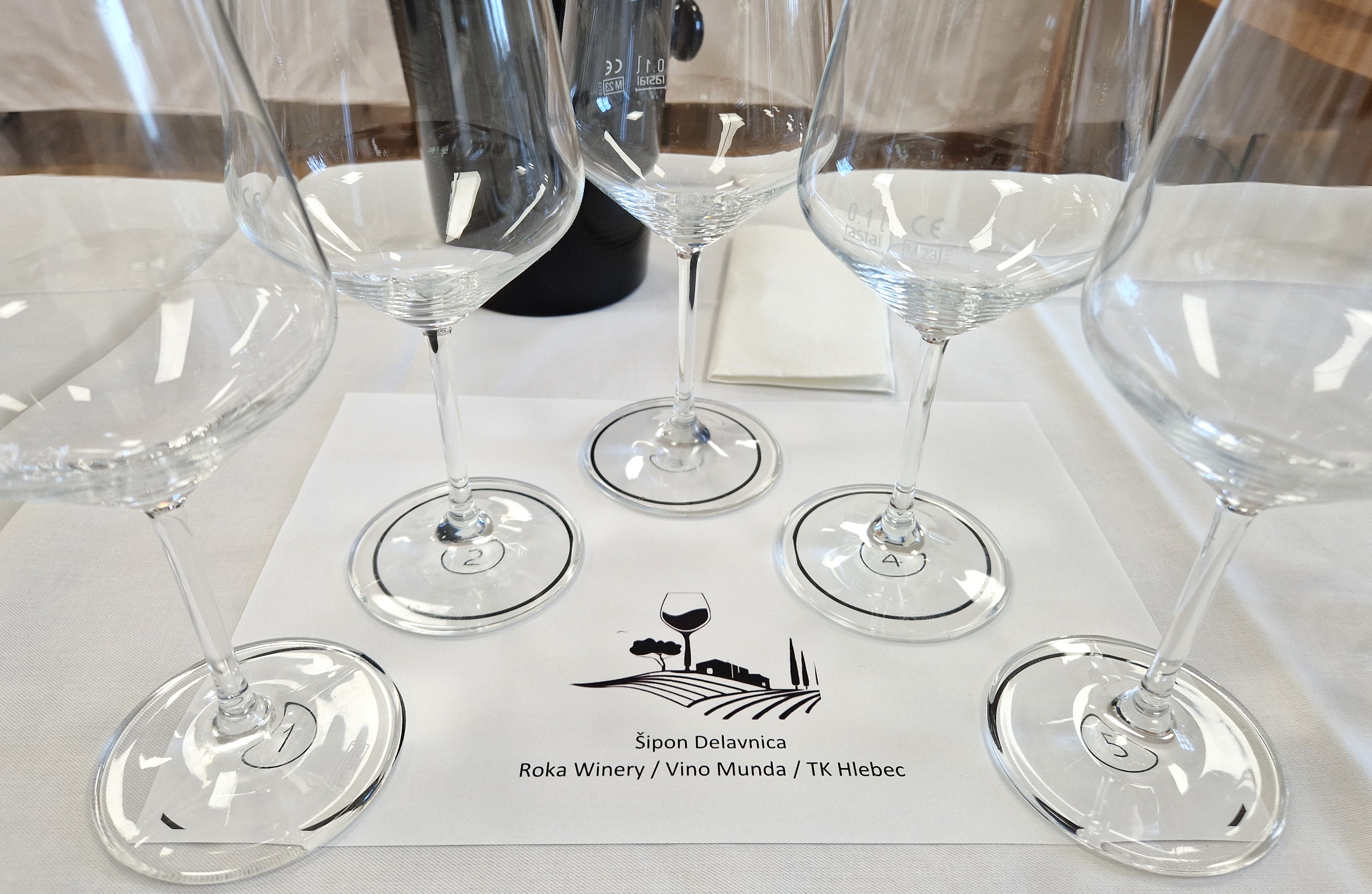 MEĐUNARODNA RADIONICA I DEGUSTACIJA Kušačima je bilo ponuđeno pet setova kvalitetnih vina